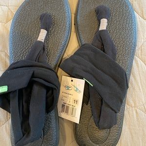 Sanuk size 11 black sandals NWT